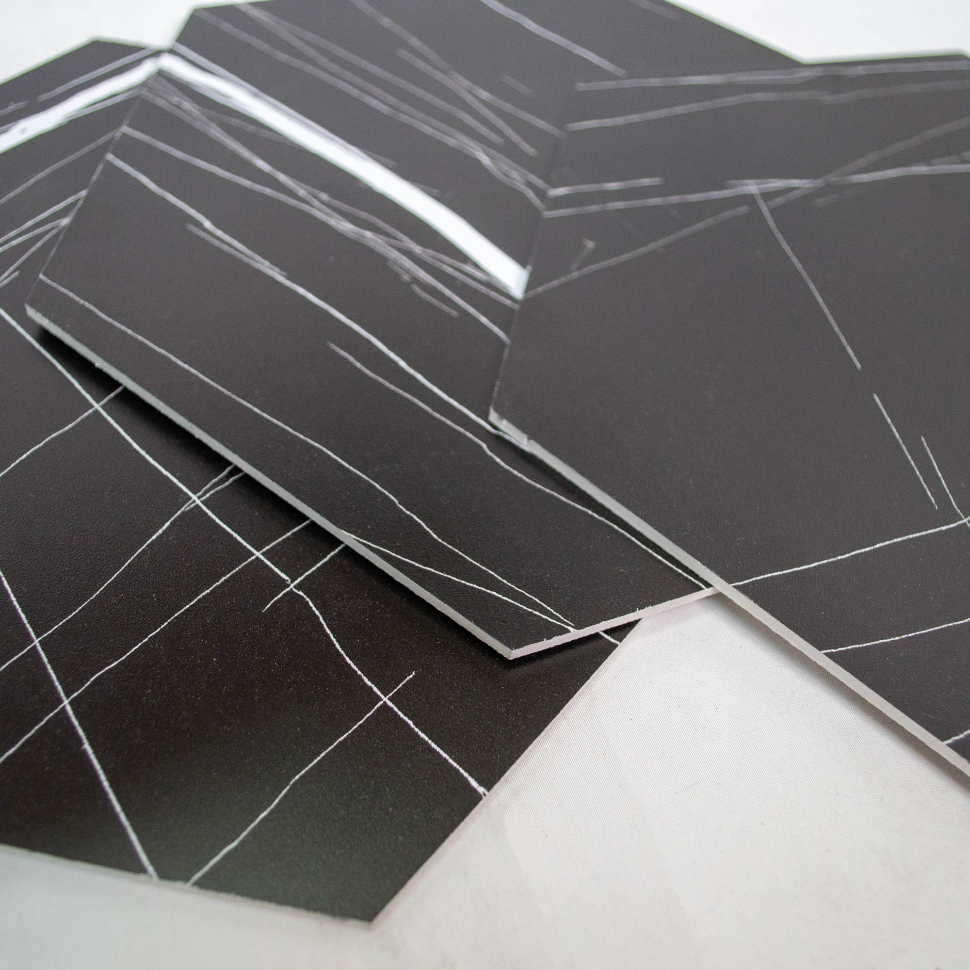 XL Hexagon Black White 1m2